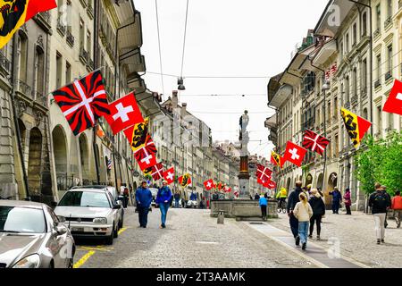 Bern-Mai 20 ,2023 : Blick auf die Altstadt mit Touristen in der Kramgasse in Bern Schweiz Stockfoto