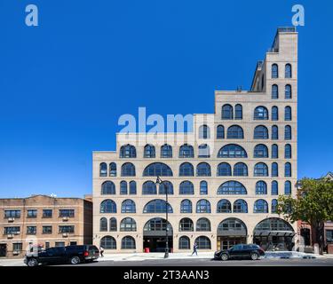 Gowanus, Brooklyn: Luca Andrisani entwarf Luna Gowanus, 229 9th Street, als eine Sammlung von Bogenfenstern in einer beigefarbenen Ziegelfassade. Stockfoto