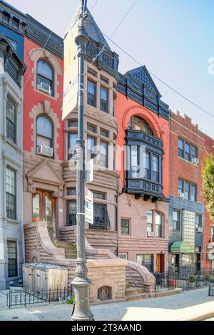 Park Slope, Brooklyn: Ein malerisches Paar aus Backsteingebäuden und Brownstone an der 9th Street. Stockfoto