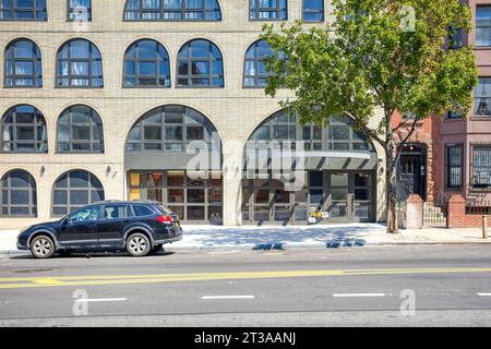 Gowanus, Brooklyn: Luca Andrisani entwarf Luna Gowanus, 229 9th Street, als eine Sammlung von Bogenfenstern in einer beigefarbenen Ziegelfassade. Stockfoto