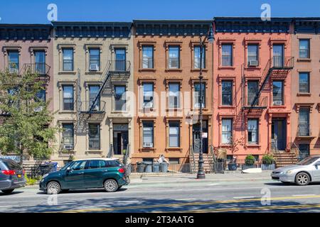 Park Slope, Brooklyn: Bemalte Brownstone-Wohnhäuser, Teil einer Reihe von sechs neo-grec-Wohngebäuden, die 1881 erbaut wurden und heute zu Wahrzeichen von New York City ernannt wurden. Stockfoto
