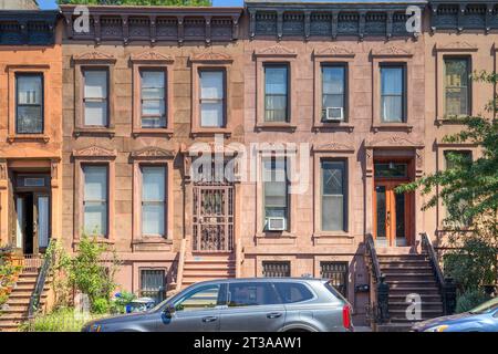 Park Slope, Brooklyn: Zwillinge mit Ausnahme der Türen, mittelgroße Brownstone-Häuser in der 9th Street. Stockfoto
