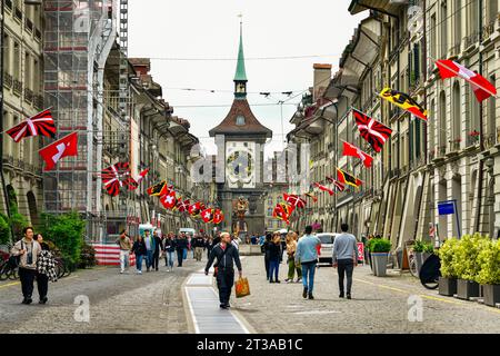 Bern-Mai 20 ,2023 : Blick auf die Altstadt mit Touristen in der Kramgasse in Bern Schweiz Stockfoto