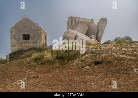 Historisches Zollhaus Am Strand Les Amiets In Der Nähe Von Santes, Bretagne Stockfoto