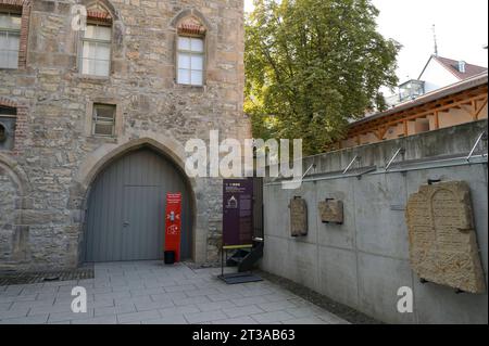 Erfurt, alte Synagoge DEUTSCHLAND, Thüringen, Erfurt, Museum alte Syngagoge, seit 2023 UNESCO Welterbe, die Alte Synagoge im historischen Zentrum ist eine der ältesten, größten und am besten erhaltenen mittelalterlichen Synagogen Europas. Anhand des originalen Bestandes lassen sich verschiedene Bauphasen von der Entstehungszeit um 1100, der extensiven Nutzungsgeschichte nach dem verheerenden Pogrom von 1349 bis zu den jüngsten Umbaumaßnahmen im 19. Und 20. Jahrhundert nachvollziehen - Aufnahmedatum 26.9.2012 Erfurt Thüringen Deutschland Credit: Imago/Alamy Live News Stockfoto