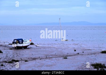 Rund um Großbritannien - ein abendlicher Blick über die Bucht in Richtung Grange Over Sands, von Morecambe Küste. Stockfoto