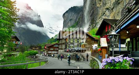 Panoramablick auf das Lauterbrunnental und den Staubbachfall in den Schweizer Alpen, Schweiz. Stockfoto