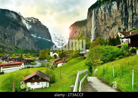 Panoramablick auf das Lauterbrunnental und den Staubbachfall in den Schweizer Alpen, Schweiz Stockfoto