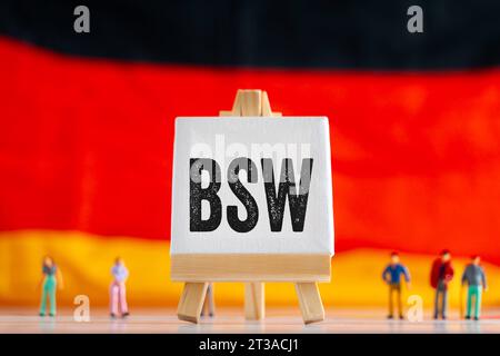 Augsburg, Bayern, Deutschland. Oktober 2023. Die neue Linkspartei von Sahra Wagenknecht BSW Allianz Sahra Wagenknecht auf einer Tafel vor einer deutschen Flagge FOOTMONTAGE *** die neue linke Partei von Sahra Wagenknecht BSW Bündnis Sahra Wagenknecht auf einer Tafel vor einer Deutschland Flagge FOOTMONTAGE Credit: Imago/Alamy Live News Stockfoto