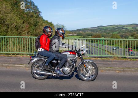 Triumph Bonneville T120 Parallel Twin EU4 Red Motorcycle Sports Benzinmotor 1200 ccm; Fahrt auf der Autobahn M6 im Großraum Manchester, Großbritannien Stockfoto