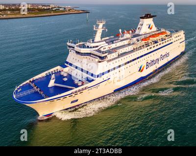 Bretagne ist eine Kanalfähre, die von Brittany Ferries zwischen Portsmouth und St. Malo betrieben wird. Stockfoto