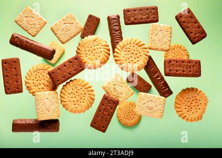 Eine Auswahl süßer Kekse auf einem schmerzgrünen Hintergrund Stockfoto