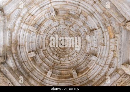 Das Innere ist atemberaubend, mit einzigartigen Schnitzereien an der Decke und den Säulen. Marmorschnitzereien im Jain-Tempel in Ranakpur, Rajasthan, Indien. Stockfoto