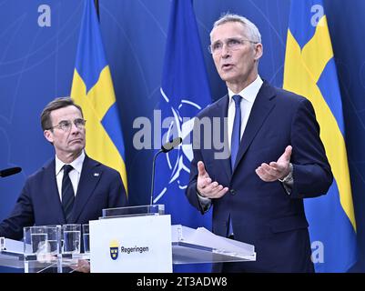 Stockholm, Schweden. Oktober 2023. Premierminister Ulf Kristersson (links) und NATO-Generalsekretär Jens Stoltenberg während einer Pressekonferenz im schwedischen Regierungssitz Rosenbad am Dienstag, den 24. Oktober.Foto: Jonas Ekströmer/TT/Code 10030 Credit: TT News Agency/Alamy Live News Stockfoto