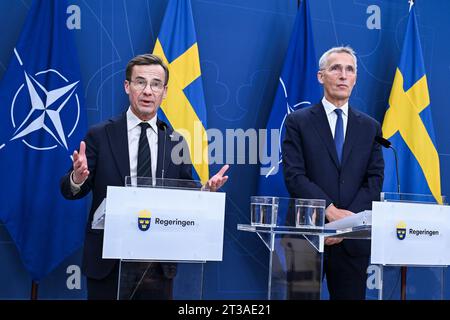 Stockholm, Schweden. Oktober 2023. Premierminister Ulf Kristersson (links) und NATO-Generalsekretär Jens Stoltenberg während einer Pressekonferenz im schwedischen Regierungssitz Rosenbad am Dienstag, den 24. Oktober.Foto: Jonas Ekströmer/TT/Code 10030 Credit: TT News Agency/Alamy Live News Stockfoto