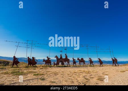 Alto del Perdón, Spanien. August 2023. Denkmal für den Pilger. Textübersetzung: Wo der Pfad des Windes den der Sterne kreuzt Stockfoto