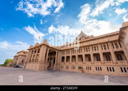 Vor dem Hotel gibt es grüne Rasenflächen, Gärten und einen kleinen Brunnen. Taj Umaid Bhawan Palace, Jaisalmer, Rajasthan, Indien. Stockfoto