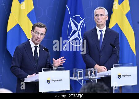 Stockholm, Schweden. Oktober 2023. STOCKHOLM 20231024Premierminister Ulf Kristersson (M) und NATO-Generalsekretär Jens Stoltenberg während einer Pressekonferenz im Regierungssitz Rosenbad am Dienstag, den 24. Oktober. Foto: Jonas Ekströmer/TT/Code 10030 Credit: TT News Agency/Alamy Live News Stockfoto