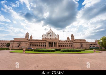 Vor dem Hotel gibt es grüne Rasenflächen, Gärten und einen kleinen Brunnen. Taj Umaid Bhawan Palace, Jaisalmer, Rajasthan, Indien. Stockfoto