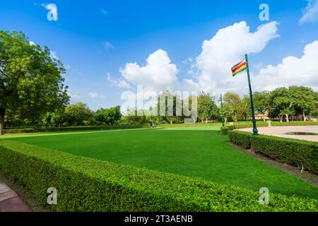 Vor dem Hotel gibt es grüne Rasenflächen, Gärten und einen kleinen Brunnen. Taj Umaid Bhawan Palace, Jaisalmer, Rajasthan, Indien. Stockfoto