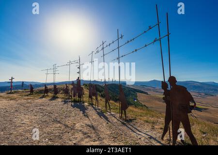 Alto del Perdón, Spanien. August 2023. Denkmal für den Pilger. Textübersetzung: Wo der Pfad des Windes den der Sterne kreuzt Stockfoto