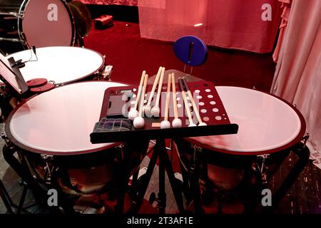 Bild der Ttimpani-Trommeln des Symphonieorchesters auf der Theaterbühne Stockfoto