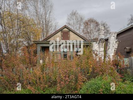 Überwachsener Eingang zu einem alten verlassenen Haus in Dawson City, Yukon, Kanada Stockfoto