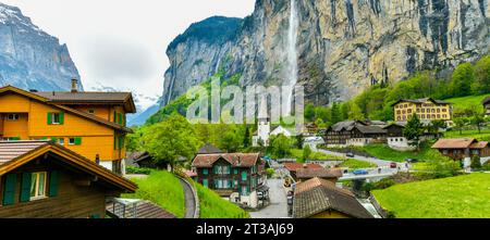 Panoramablick auf das Lauterbrunnental und den Staubbachfall in den Schweizer Alpen, Schweiz Stockfoto