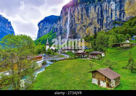 Panoramablick auf das Lauterbrunnental und den Staubbachfall in den Schweizer Alpen, Schweiz Stockfoto