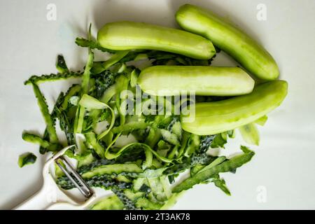 Geschälte Gurke auf weißem Hintergrund, abstrakter Hintergrund Stockfoto