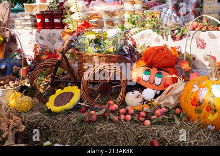 Herbstarrangement mit bemaltem Kürbis, Obst, Gemüse und Blumen Stockfoto