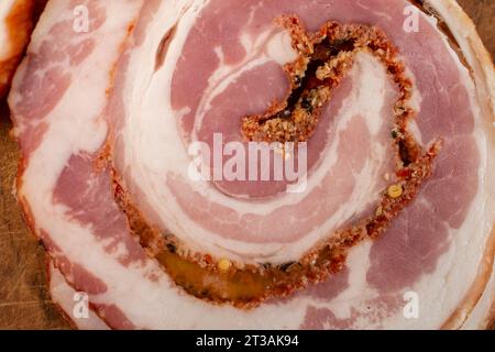Schweinefleischroulade in Scheiben geschnitten, flach liegend weich fokussiert Stockfoto