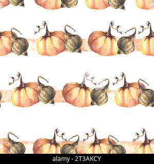 Nahtlose Kürbisse mit Streifenmuster. Isolierter weißer Hintergrund. Aquarell Herbstillustration. Handzeichnung mit wiederholtem Herbstdesign für Stockfoto