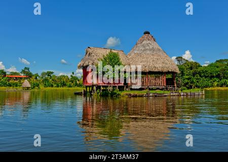 Holz- und Strohhaus über dem See im peruanischen Dschungel, Tingo Maria, Peru. Stockfoto