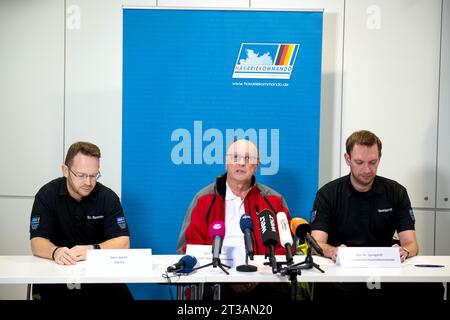 Cuxhaven, Deutschland. Oktober 2023. Robby Renner (l-r), Chef des Havariekommando, Michael Ippich vom Deutschen Seeschifffahrtsdienst und Benedikt Spangardt, Pressesprecher bei Havariekommando, bei einer Pressekonferenz nach dem Zusammenstoß zweier Frachter in der Nordsee. Nach Angaben des Havariekommandos ereignete sich der Unfall mit den beiden Frachtern am Dienstagmorgen etwa 22 Kilometer südwestlich der Offshore-Insel Helgoland und 31 Kilometer nordöstlich der ostfriesischen Insel Langeoog. Quelle: Sina Schuldt/dpa/Alamy Live News Stockfoto