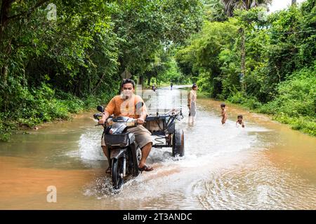 Kambodscha, Kampong Phluk, überflutete Straße Stockfoto