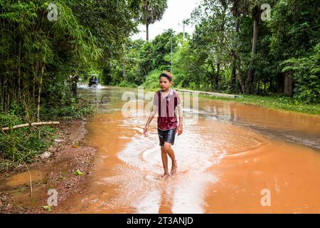 Kambodscha, Kampong Phluk, überflutete Straße Stockfoto