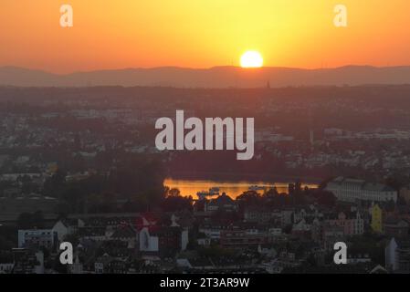 Sonnenuntergang über Koblenz Rheinland-Pfalz, aufgenommen von der Festung Ehrenbreitstein. In der Mitte eine Flussbiegung der Mosel. *** Sonnenuntergang über Koblenz Rheinland-Pfalz, von der Festung Ehrenbreitstein im Zentrum einer Flussbiegung der Mosel genommen Stockfoto