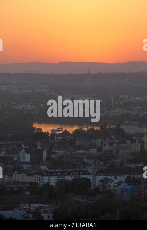 Sonnenuntergang über Koblenz Rheinland-Pfalz, aufgenommen von der Festung Ehrenbreitstein. In der Mitte eine Flussbiegung der Mosel. *** Sonnenuntergang über Koblenz Rheinland-Pfalz, von der Festung Ehrenbreitstein im Zentrum einer Flussbiegung der Mosel genommen Stockfoto