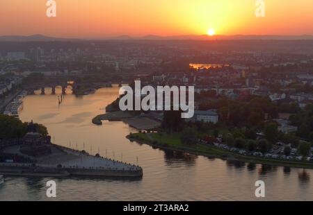 Sonnenuntergang über Koblenz Rheinland-Pfalz, aufgenommen von der Festung Ehrenbreitstein. Vorne das Deutsche Eck, an dem die Mosel in den Rhein unten fließt. *** Sonnenuntergang über Koblenz Rheinland-Pfalz, von der Festung Ehrenbreitstein vor der Deutschen Ecke, wo die Mosel in den Rhein mündet Stockfoto