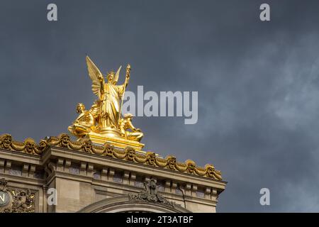Paris, Frankreich - 2. März 2015: Goldene Freiheitsstatue auf dem Dach der Oper Garnier. Skulptur von Charles Gumery im Jahre 1869. Stockfoto