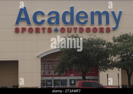 Außenansicht eines Academy Sports Outdoors Stores am Interstate Highway Loop 410 in San Antonio, Texas, USA, am 23. Oktober 2023. Am 7. April 2016 kaufte der Sutherland Church-Shooter Devin Patrick Kelly ein Ruger-Modell AR-556 in einem Outdoor-Laden der Academy Sports in San Antonio, Texas. Weniger als zwei Jahre später benutzte Kelly das Gewehr, um eine Massenschießung zu begehen. Am 5. November 2017 beging Kelly die tödlichste Massenerschießung in einem Gotteshaus in Amerika. (Foto: Carlos Kosienski/SIPA USA) Stockfoto