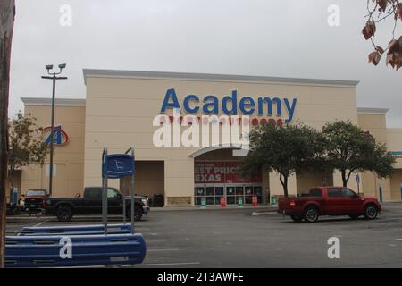 Außenansicht eines Academy Sports Outdoors Stores am Interstate Highway Loop 410 in San Antonio, Texas, USA, am 23. Oktober 2023. Am 7. April 2016 kaufte der Sutherland Church-Shooter Devin Patrick Kelly ein Ruger-Modell AR-556 in einem Outdoor-Laden der Academy Sports in San Antonio, Texas. Weniger als zwei Jahre später benutzte Kelly das Gewehr, um eine Massenschießung zu begehen. Am 5. November 2017 beging Kelly die tödlichste Massenerschießung in einem Gotteshaus in Amerika. (Foto: Carlos Kosienski/SIPA USA) Stockfoto