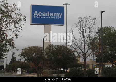 Parkplatzschild eines Academy Sports Outdoors Stores am Interstate Highway Loop 410 in San Antonio, Texas, USA, am 23. Oktober 2023. Am 7. April 2016 kaufte der Sutherland Church-Shooter Devin Patrick Kelly ein Ruger-Modell AR-556 in einem Outdoor-Laden der Academy Sports in San Antonio, Texas. Weniger als zwei Jahre später benutzte Kelly das Gewehr, um eine Massenschießung zu begehen. Am 5. November 2017 beging Kelly die tödlichste Massenerschießung in einem Gotteshaus in Amerika. (Foto: Carlos Kosienski/SIPA USA) Stockfoto