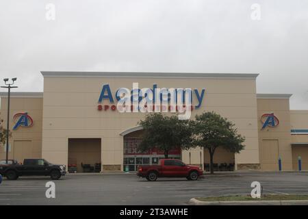 Außenansicht eines Academy Sports Outdoors Stores am Interstate Highway Loop 410 in San Antonio, Texas, USA, am 23. Oktober 2023. Am 7. April 2016 kaufte der Sutherland Church-Shooter Devin Patrick Kelly ein Ruger-Modell AR-556 in einem Outdoor-Laden der Academy Sports in San Antonio, Texas. Weniger als zwei Jahre später benutzte Kelly das Gewehr, um eine Massenschießung zu begehen. Am 5. November 2017 beging Kelly die tödlichste Massenerschießung in einem Gotteshaus in Amerika. (Foto: Carlos Kosienski/SIPA USA) Stockfoto