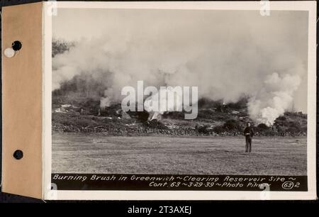 Vertrag Nr. 63, Clearing Central Part of Middle Branch, Quabbin Reservoir, New Salem, Petersham, Hardwick, Burning Brush in Greenwich, Enfield, Mass., 29. März 1939 Stockfoto