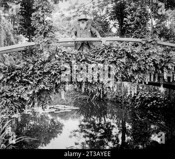 Fotografie , Porträt von Claude Monet (1840–1926) in seinem Haus in Giverny an der japanischen Brücke, französischer Maler und einer der Gründer des Impressionismus. Stockfoto