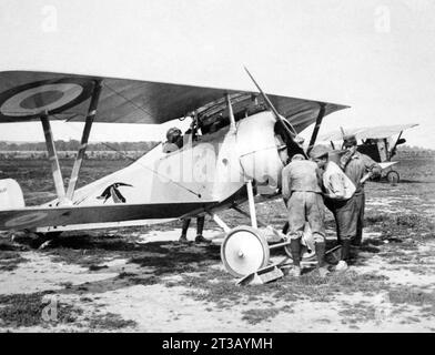 Fotografie, Flieger Georges Guynemer (1894–1917) in einem Flugzeug der Nieuport 17 während des Ersten Weltkriegs. Stockfoto