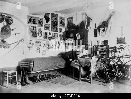 Porträt von Alfred Jarry (1873–1907) zu Hause gegen Ende seines Lebens ( französischer Dichter, Schriftsteller und Dramatiker). Er war auch Designer und Holzstecher, manchmal unter dem Pseudonym Alain Jans. Stockfoto
