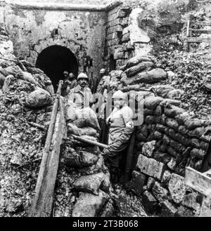 Porträt französischer Soldaten vor dem Eingang zu Fort Douaumont nach dem Angriff während des Ersten Weltkriegs Stockfoto